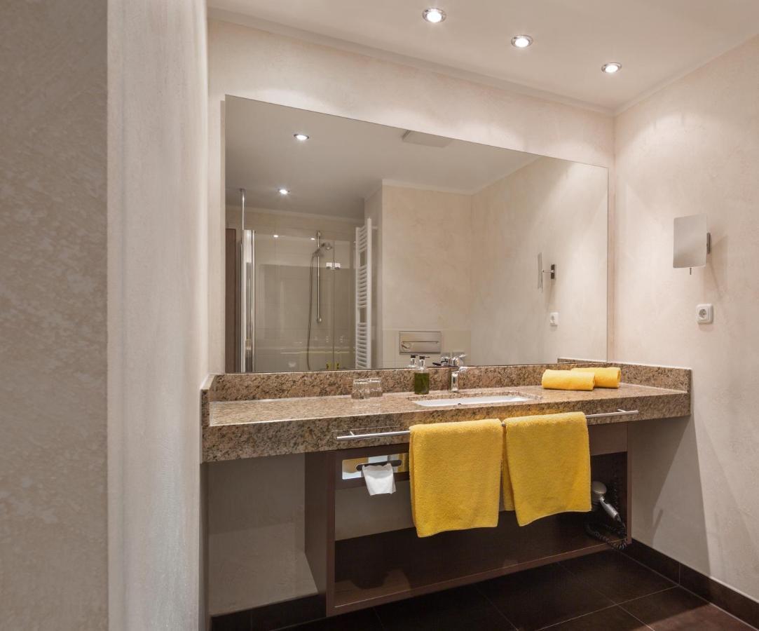Wirtshaus & Hotel Goldener Greif Edelsfeld Dış mekan fotoğraf