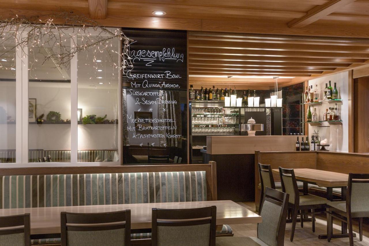 Wirtshaus & Hotel Goldener Greif Edelsfeld Dış mekan fotoğraf