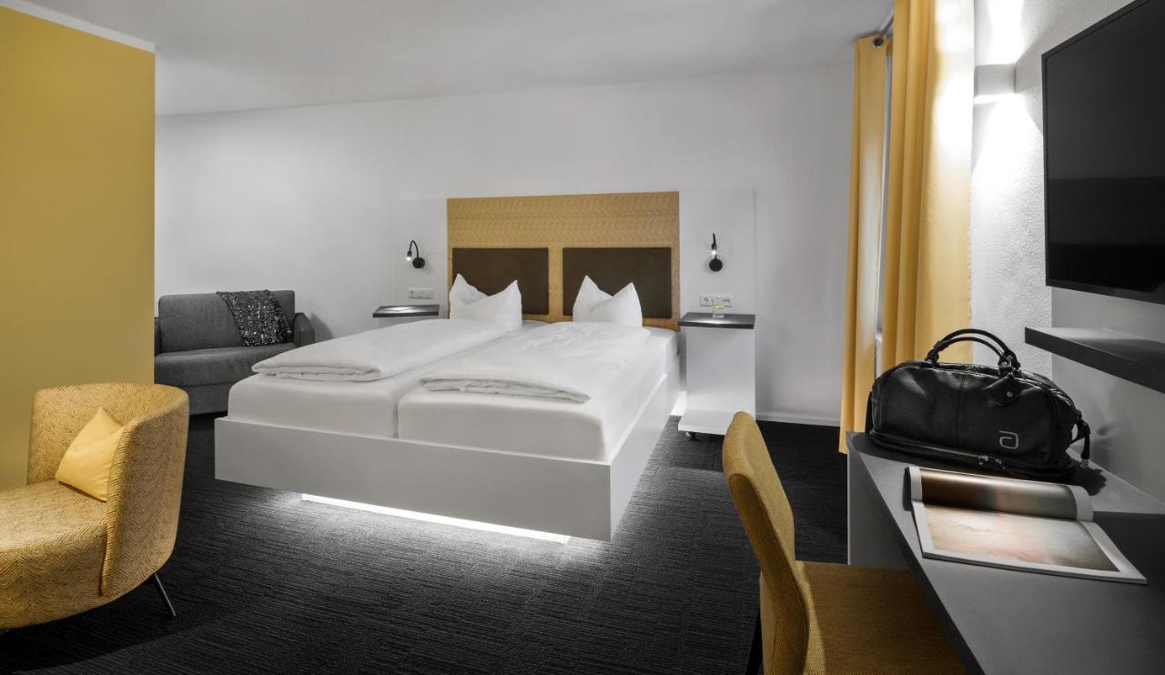 Wirtshaus & Hotel Goldener Greif Edelsfeld Dış mekan fotoğraf