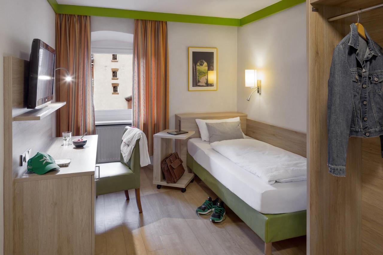 Wirtshaus & Hotel Goldener Greif Edelsfeld Dış mekan fotoğraf