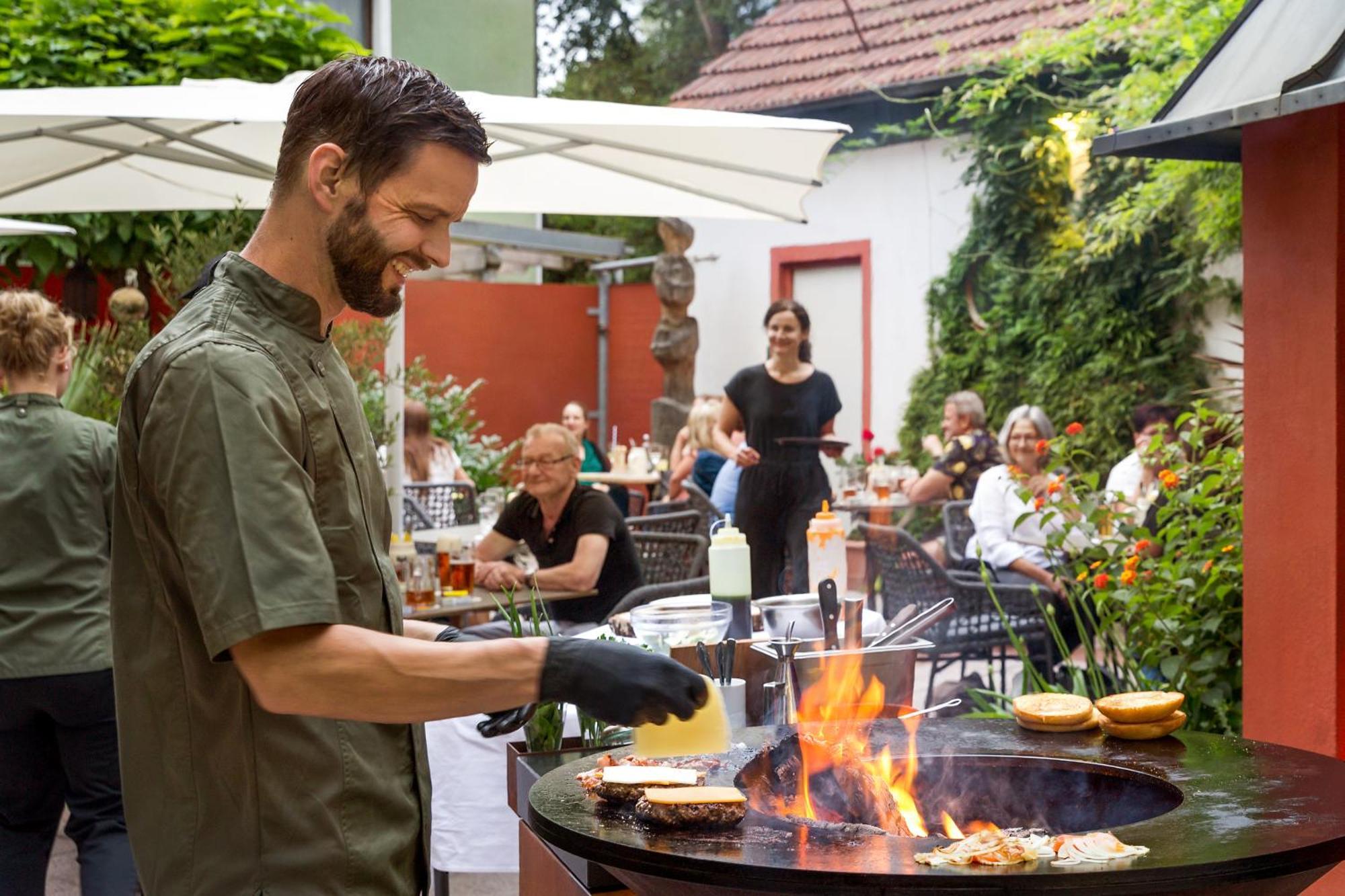 Wirtshaus & Hotel Goldener Greif Edelsfeld Dış mekan fotoğraf