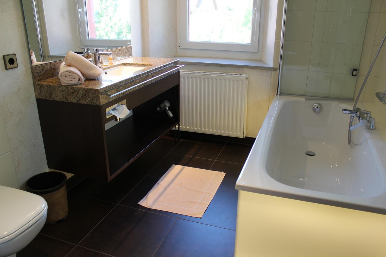 Wirtshaus & Hotel Goldener Greif Edelsfeld Dış mekan fotoğraf