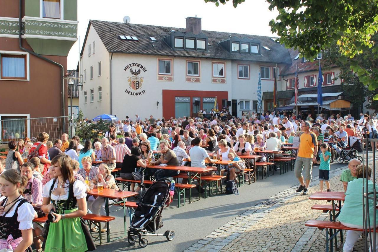 Wirtshaus & Hotel Goldener Greif Edelsfeld Dış mekan fotoğraf