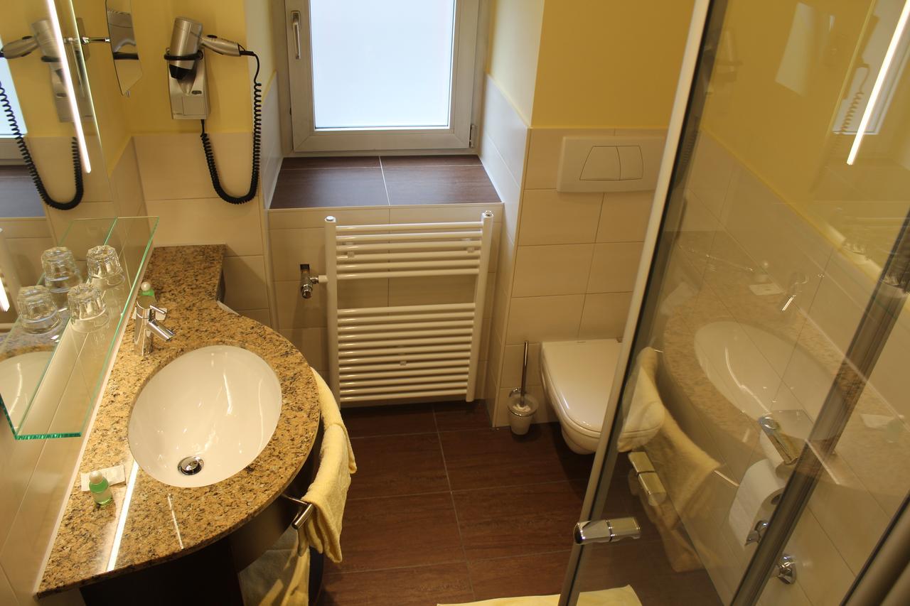 Wirtshaus & Hotel Goldener Greif Edelsfeld Dış mekan fotoğraf